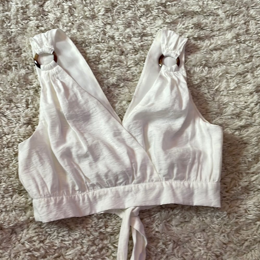 Vestique cropped white top with cute detailing.
